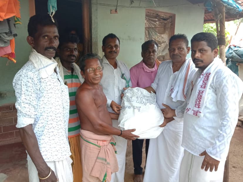 ಕೊರೋನಾ ಸಂದರ್ಭ ದೇವಸ್ಥಾನದ ವತಿಯಿಂದ ಗೌರವದನ ಕಿಟ್ ವಿತಾರಣೆ