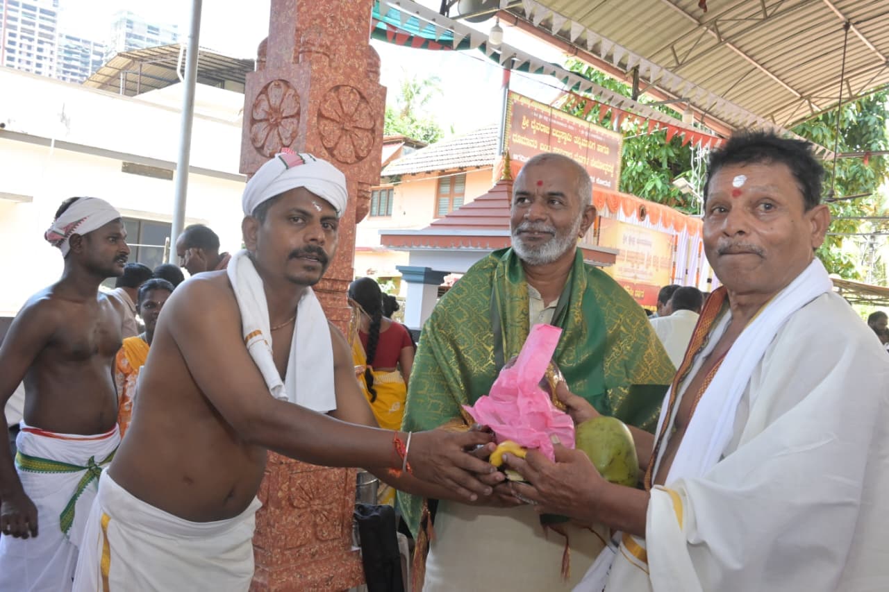 16ನೇ ಪುಸ್ತಕ ವಿತರಣಾ ಕಾರ್ಯಕ್ರಮದ ತುಣುಕು 3