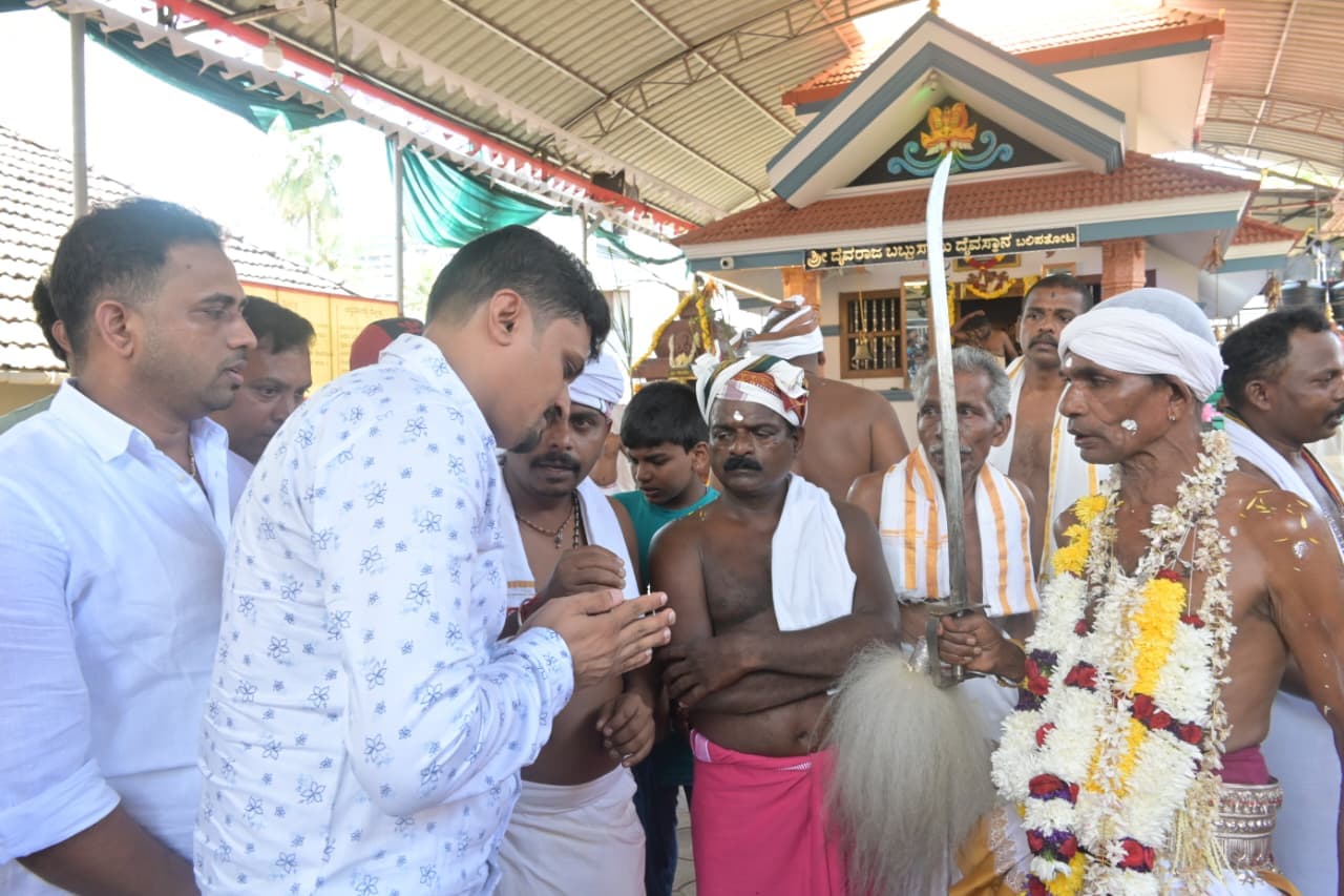 16ನೇ ಪುಸ್ತಕ ವಿತರಣಾ ಕಾರ್ಯಕ್ರಮದ ತುಣುಕು 4
